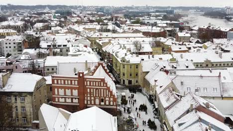Luftaufnahme-Der-Schneebedeckten-Dächer-Der-Altstadt-Von-Kaunas
