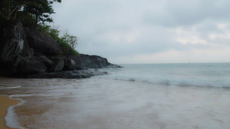 Traumhafte-Aufnahme-Von-Meereswellen,-Die-In-Felsen-Und-Sandstrand-Der-Insel-Con-Dao-Brechen