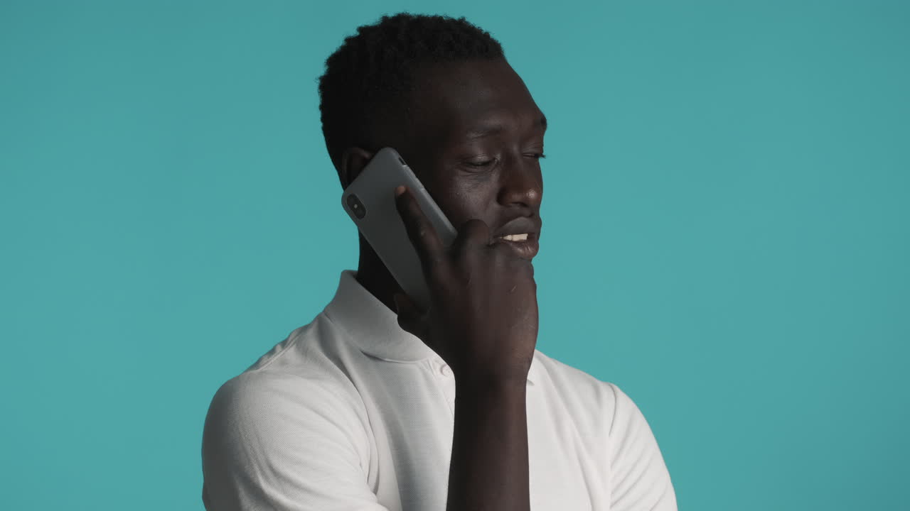 hombre afroamericano en el fondo azul.