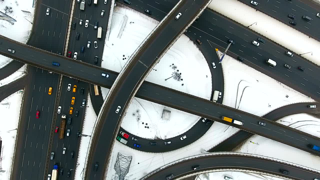 공중에서 볼 수 있는 바쁜 도로입니다.