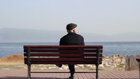 引退した老人が一人でベンチに座っています ⁇