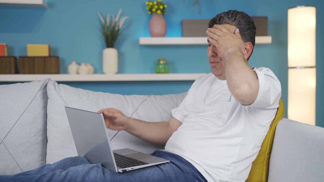 el hombre que hace una operación incorrecta en la computadora portátil está nervioso y estresado.