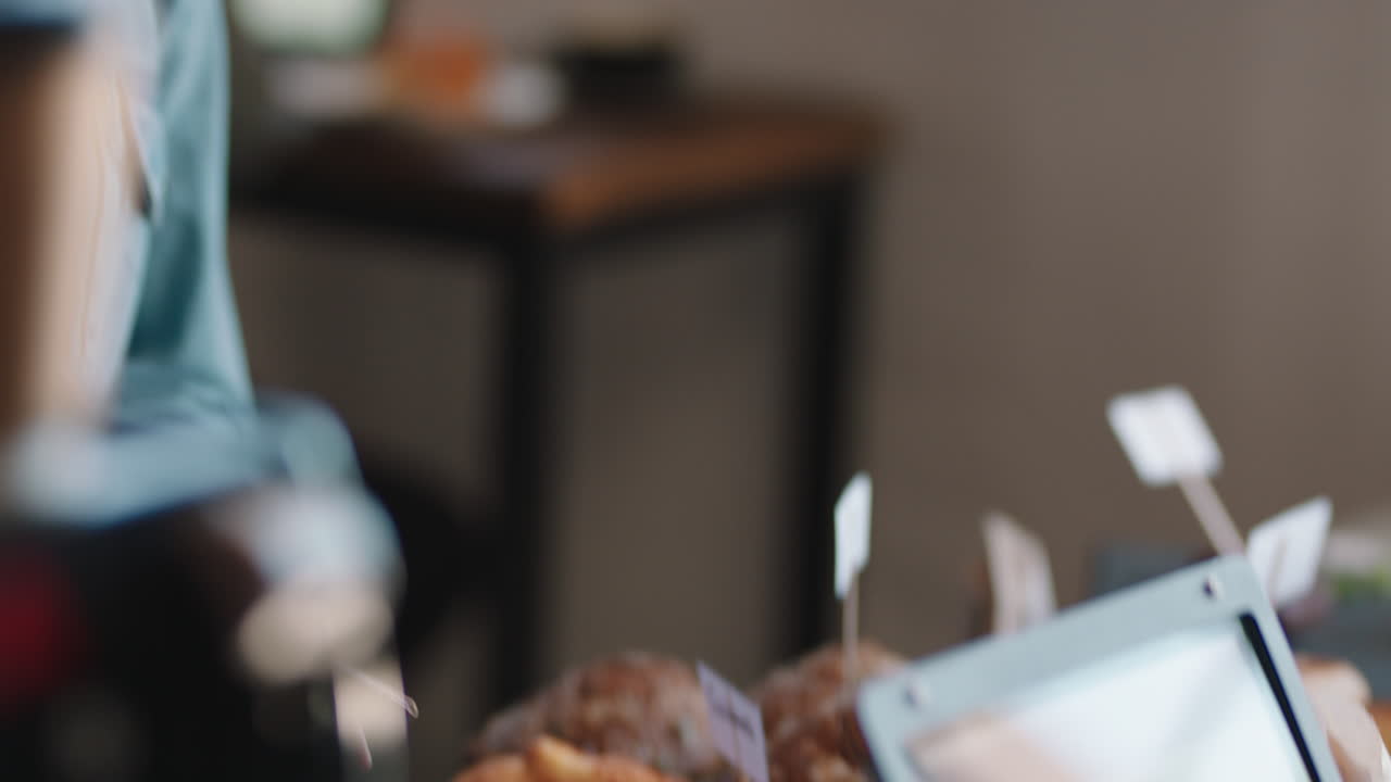 bella donna che paga usando un servizio di transazioni con carta di credito che compra caffè in un caffè che spende soldi in un ristorante