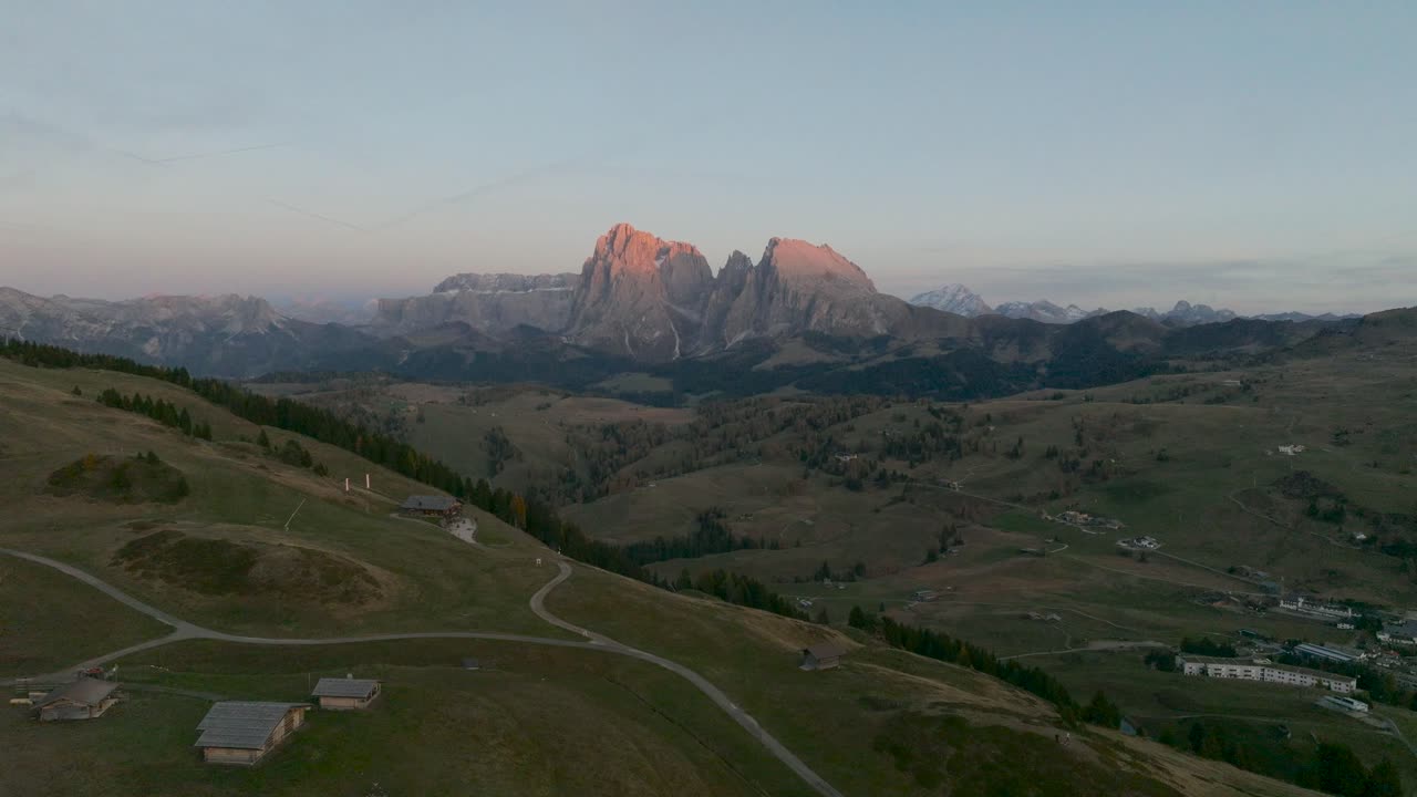 Volo di drone su una valle nella catena montuosa delle Dolomiti in Alto Adige