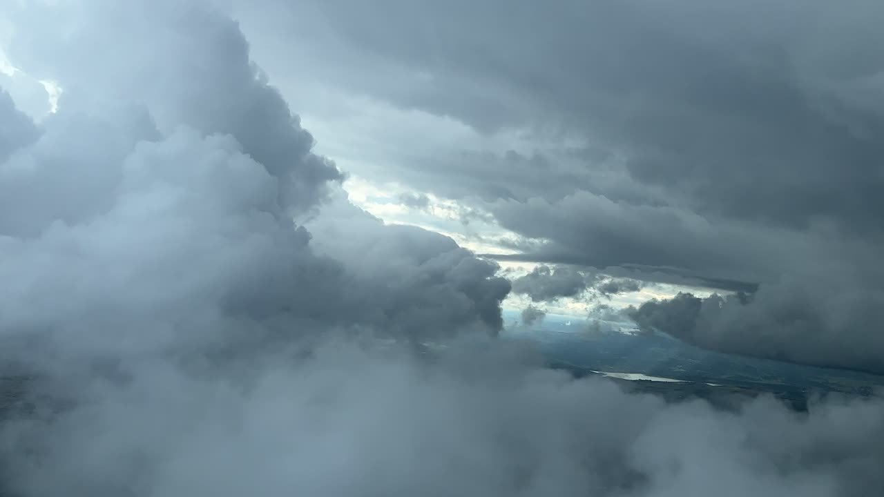 조종사 들 이 본 것 처럼 구름 을 통해 날아다니는 것