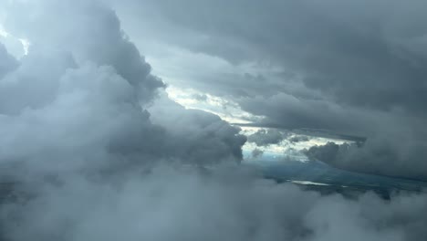 Volando-A-Través-De-Las-Nubes,-Visto-Por-Los-Pilotos