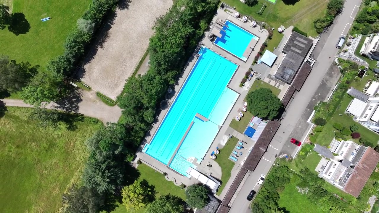 Ikoniske poolfarver i et boligområde i Schweiz, luftfoto.
