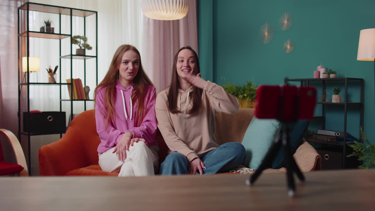 amigas, hermanos, bloggers tomando selfies y llamadas de video en línea en teléfonos inteligentes para redes sociales