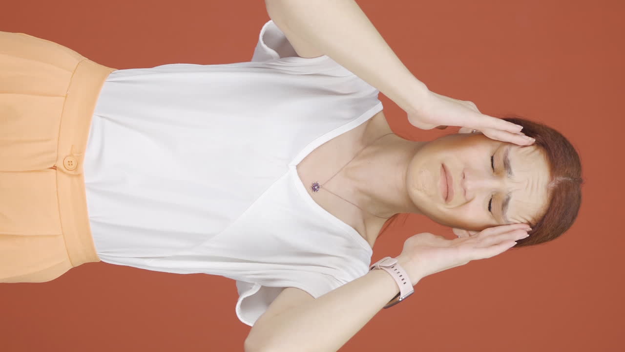 video vertical de una mujer con dolor de cabeza.