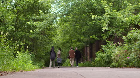 Freunde-Gehen-Auf-Der-Straße