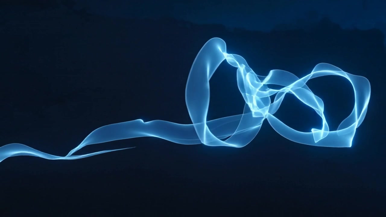 Un nastro blu luminoso che emerge a spirale e si dispiega attraverso un canyon nebbioso, illuminando le creste.
