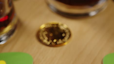 cerca de las novedades irlandesas y accesorios incluyendo monedas de oro celebrando en la fiesta del día de san patricio