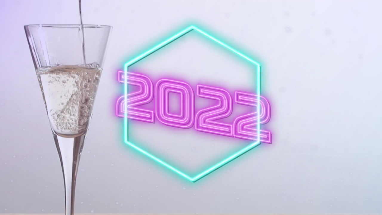 animación del texto de neón de 2022 sobre una copa de champán