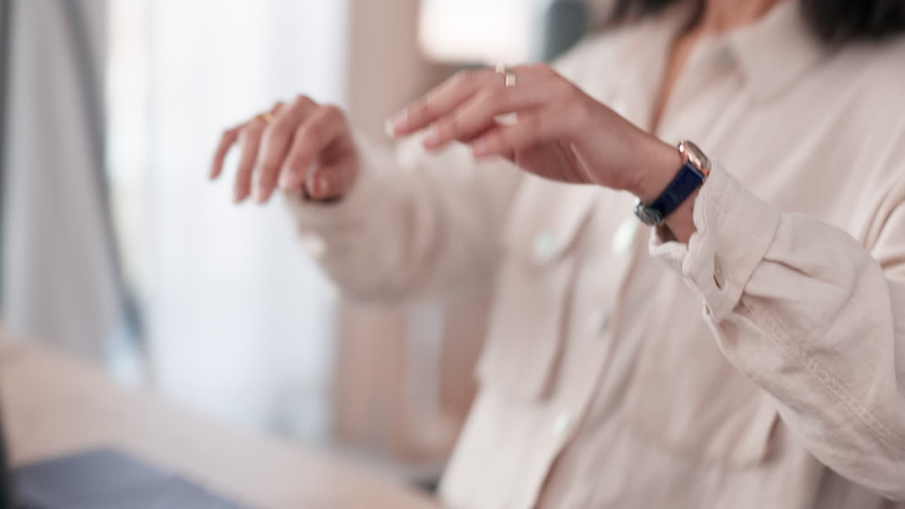 행복한 여성, 프리랜서 및 노트북에서 타이핑