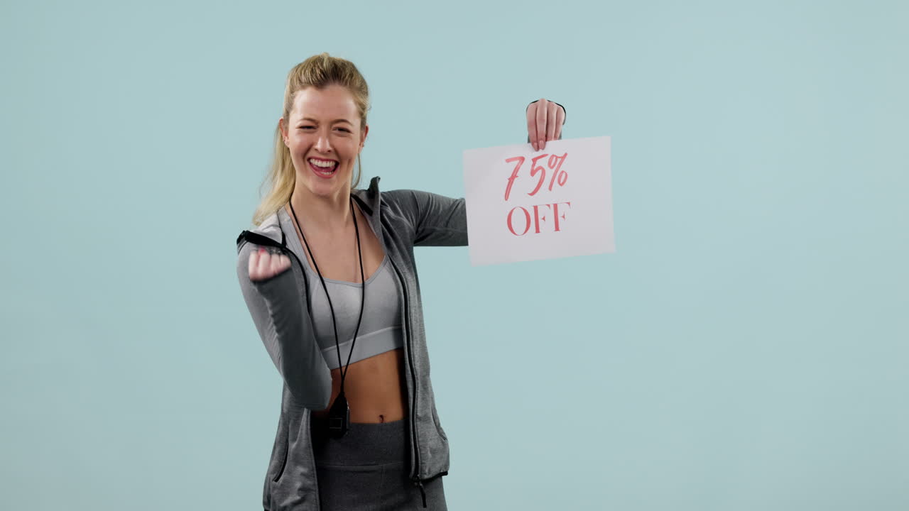 행복한 여성, 체육관에서 할인에 대해 흥분