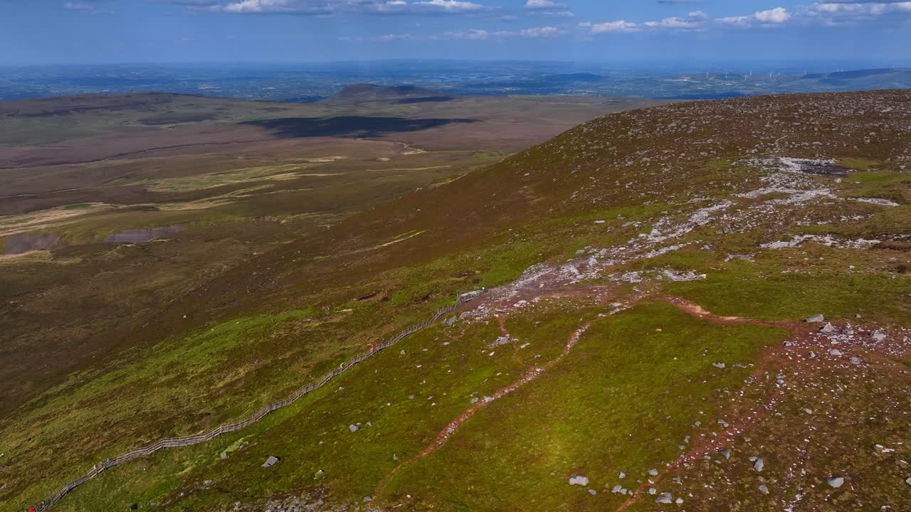 geoparque de los lagos de cuilcagh, condado de fermanagh, irlanda del norte, junio de 2023
