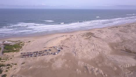 Antenne,-Die-Nach-Oben-Kippt,-Meereslandschaft,-Schuss-Von-Birubi-Beach,-Sanddünen,-Wüste-Und-Kamelreiten,-Attraktion-Am-Strand-Von-Stockton-Mit-Meereshorizont-Im-Hintergrund