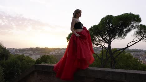 mujer bailando en un balcón en italia - hermosa puesta de sol