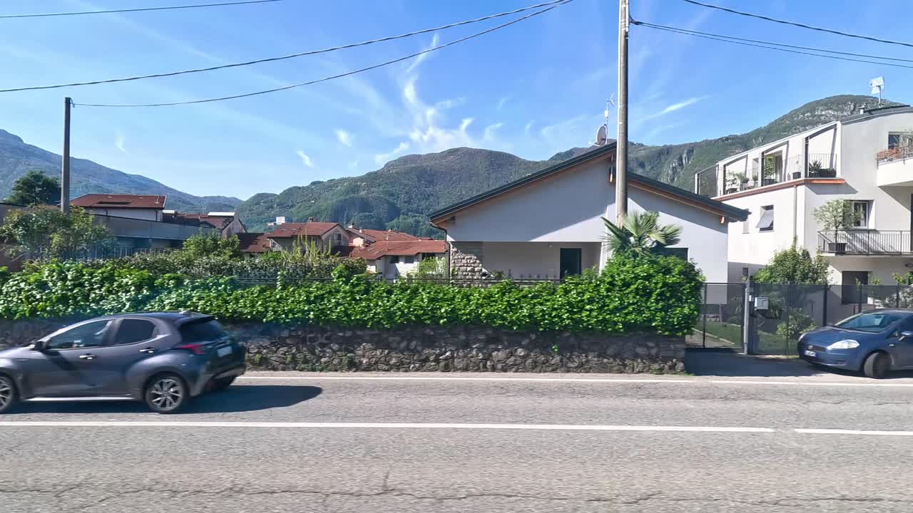 밀라노 교외의 풍경과 건물을 보여주는 열차 여행