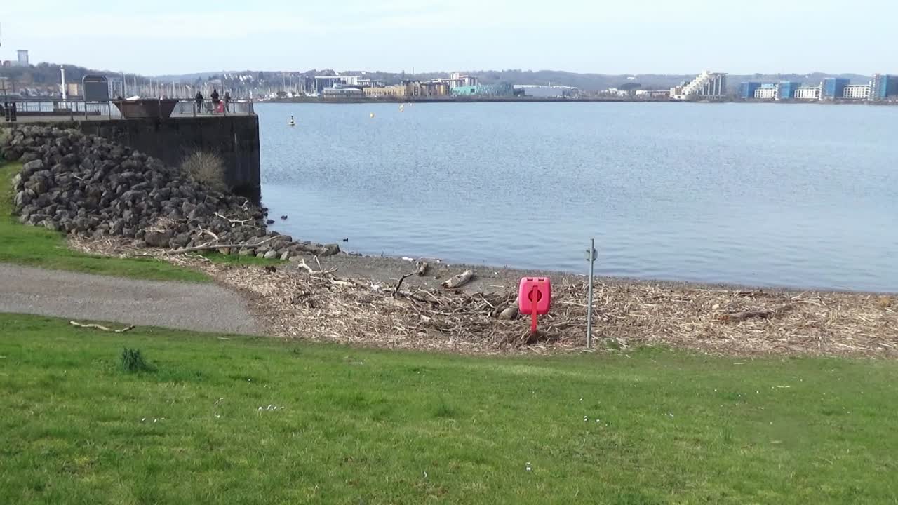panoramic shot of cardiff bay from the barrage (панорамный выстрел из залива кардиффа)
