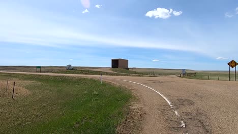 pequeño vertedero de basura cerca de una pequeña ciudad en alberta canadá en un día soleado