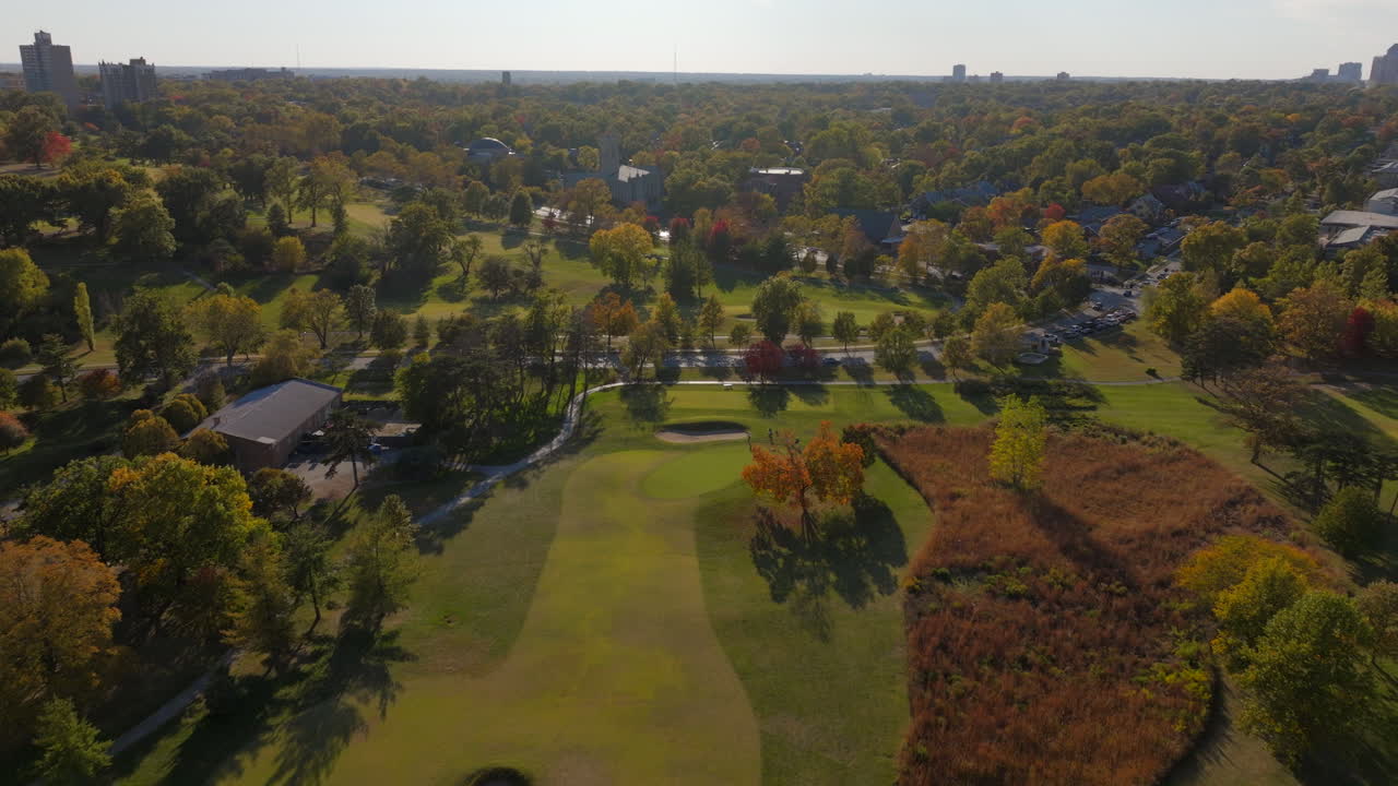 스킨커를 향해 천천히 밀어붙이고 아래로 돌아가는 가을에 포레스트 파크의 골프 코스 위에서 공중