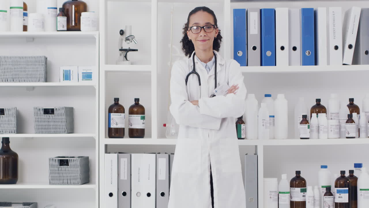 Médico realizando investigación con una carpeta en el ámbito médico