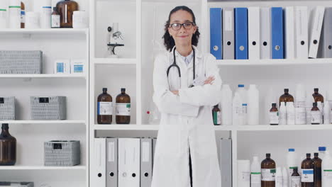 médico haciendo investigación con carpeta en medicina