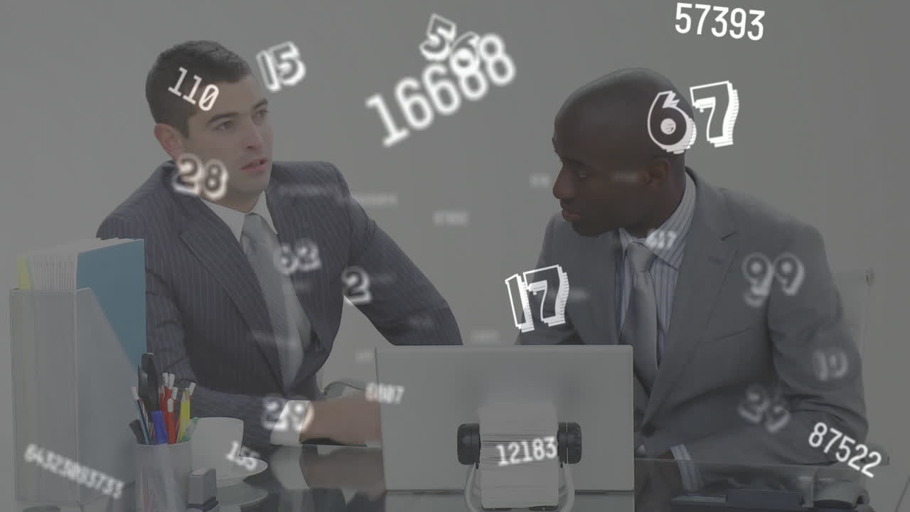 노트북을 사용하는 두 비즈니스맨을 상대로 여러 번 변하는 숫자와 기호의 디지털 애니메이션