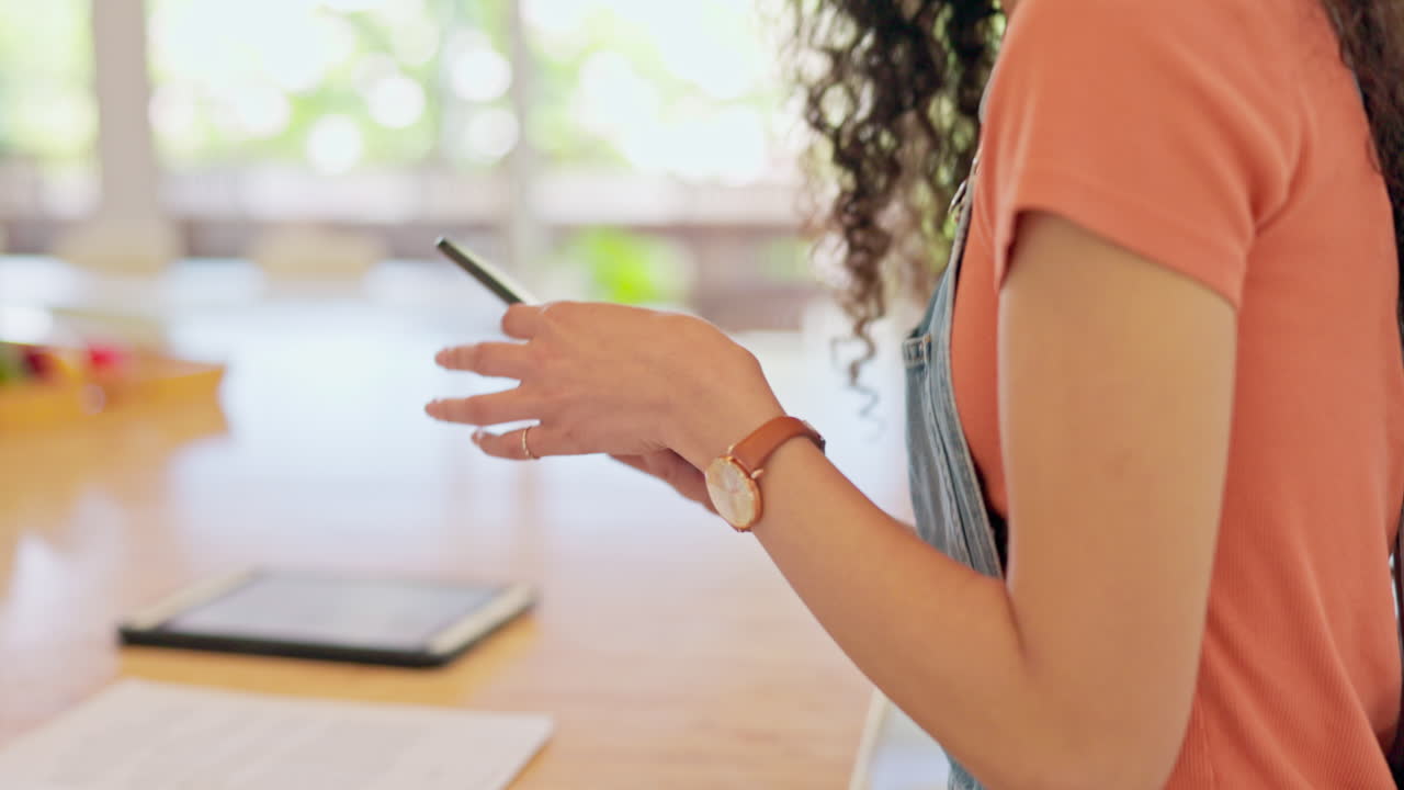 trabajo remoto, llamada telefónica y mujer en la cocina