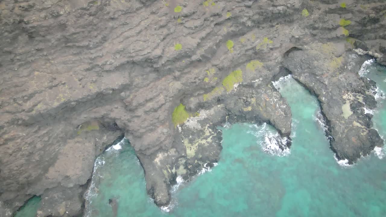 하와이 해변에 있는 용암암의 경치