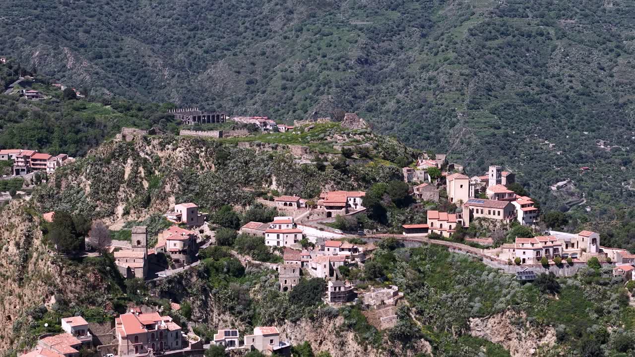 Panoramica aerea al rallentatore del Castello di Pentefur, monumento storico e culturale, a Savoca, Sicilia, Italia