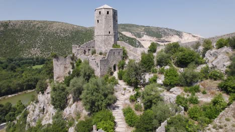 Mittelalterlicher-Turm-Des-Alten-Kastells,-Erbaut-In-Den-Bergen,-Zitadelle,-Balkanstadt-Pocitelj