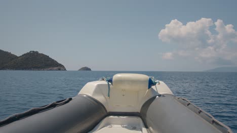 Blick-Von-Einem-Kleinen-Boot-Auf-Eine-Insel-Im-Meer-Rund-Um-Den-Monte-Argentario