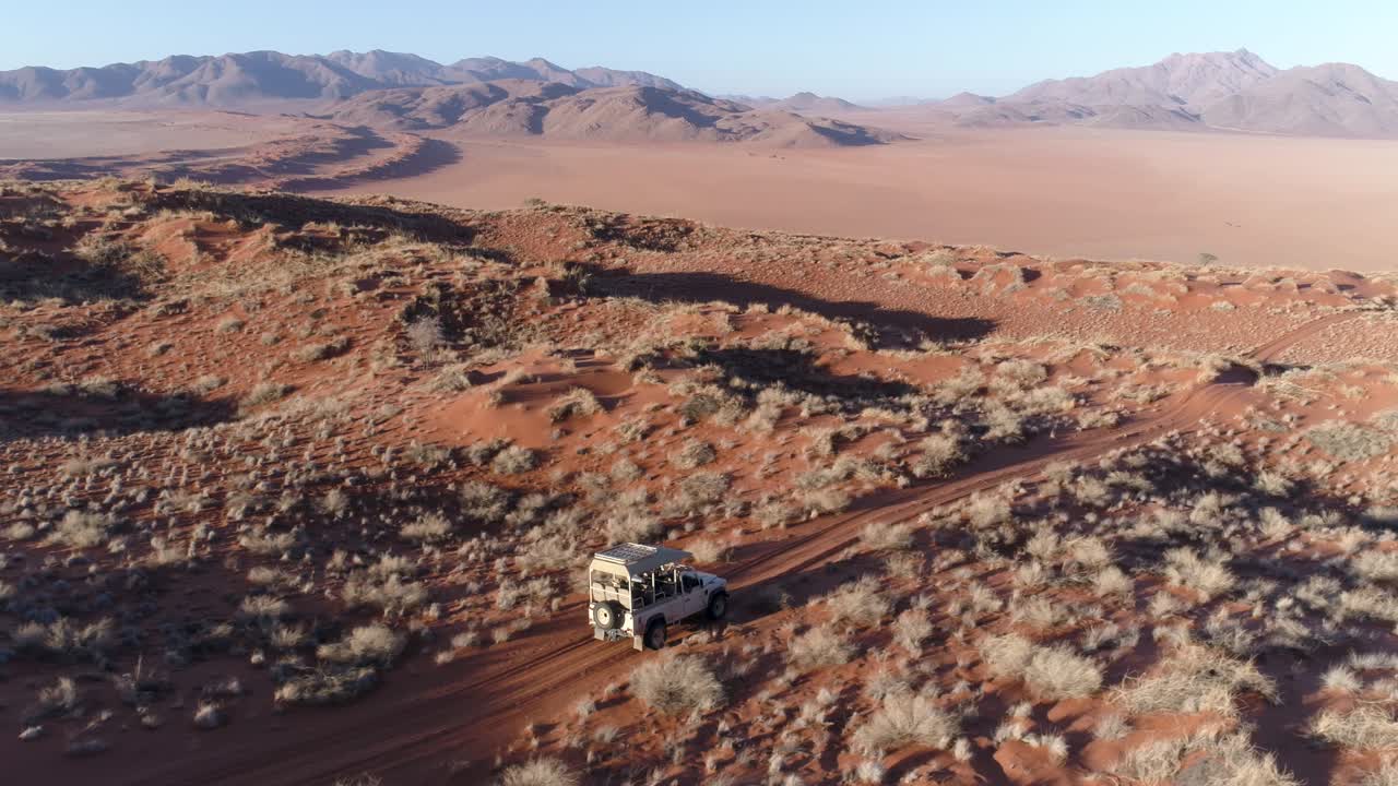 아름다운 나미브란드 자연 보호구역 을 가로질러 운전 하는 차량 의 공중 사진