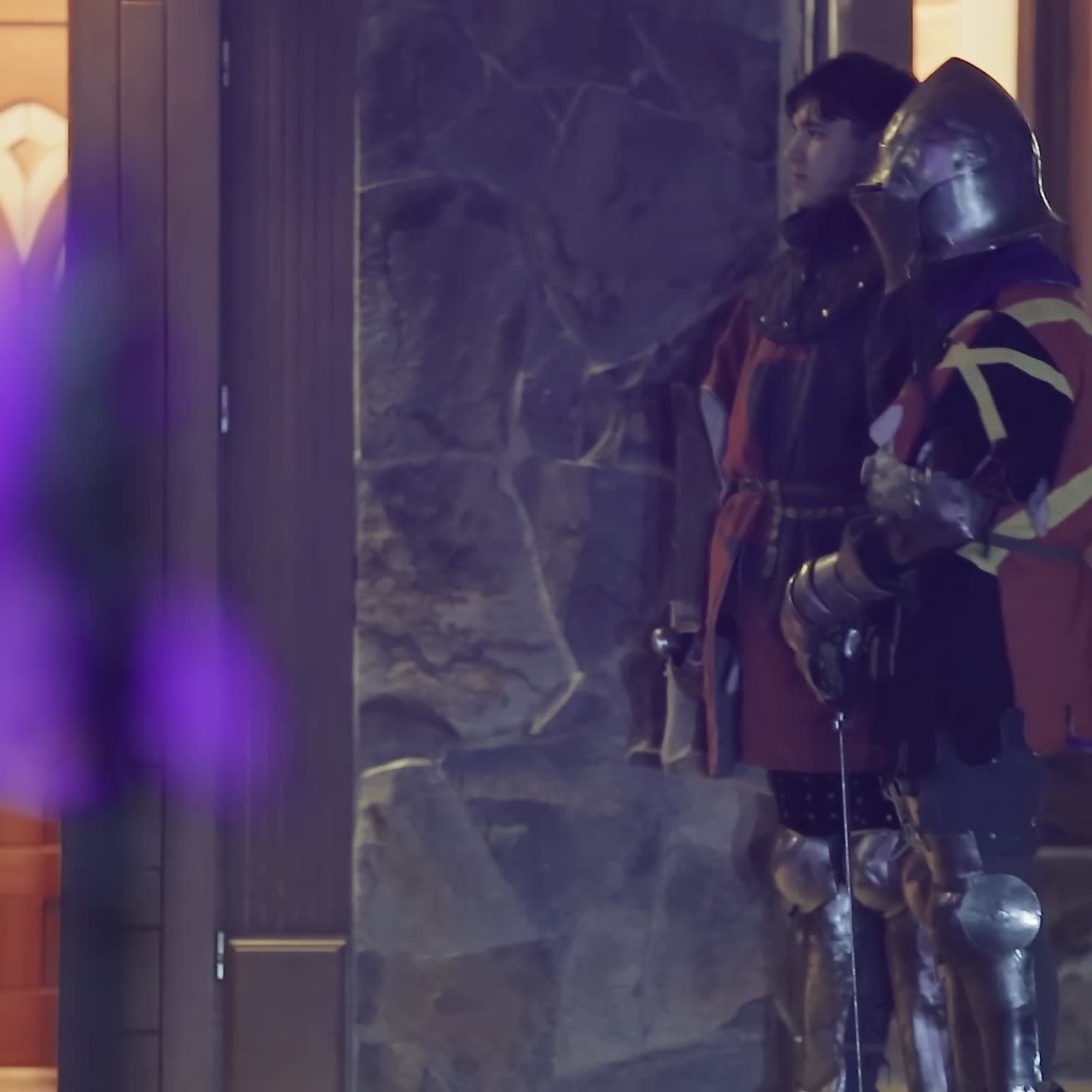 caballero medieval de pie en la puerta