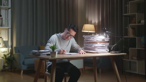 hombre trabajando hasta tarde en la noche en casa