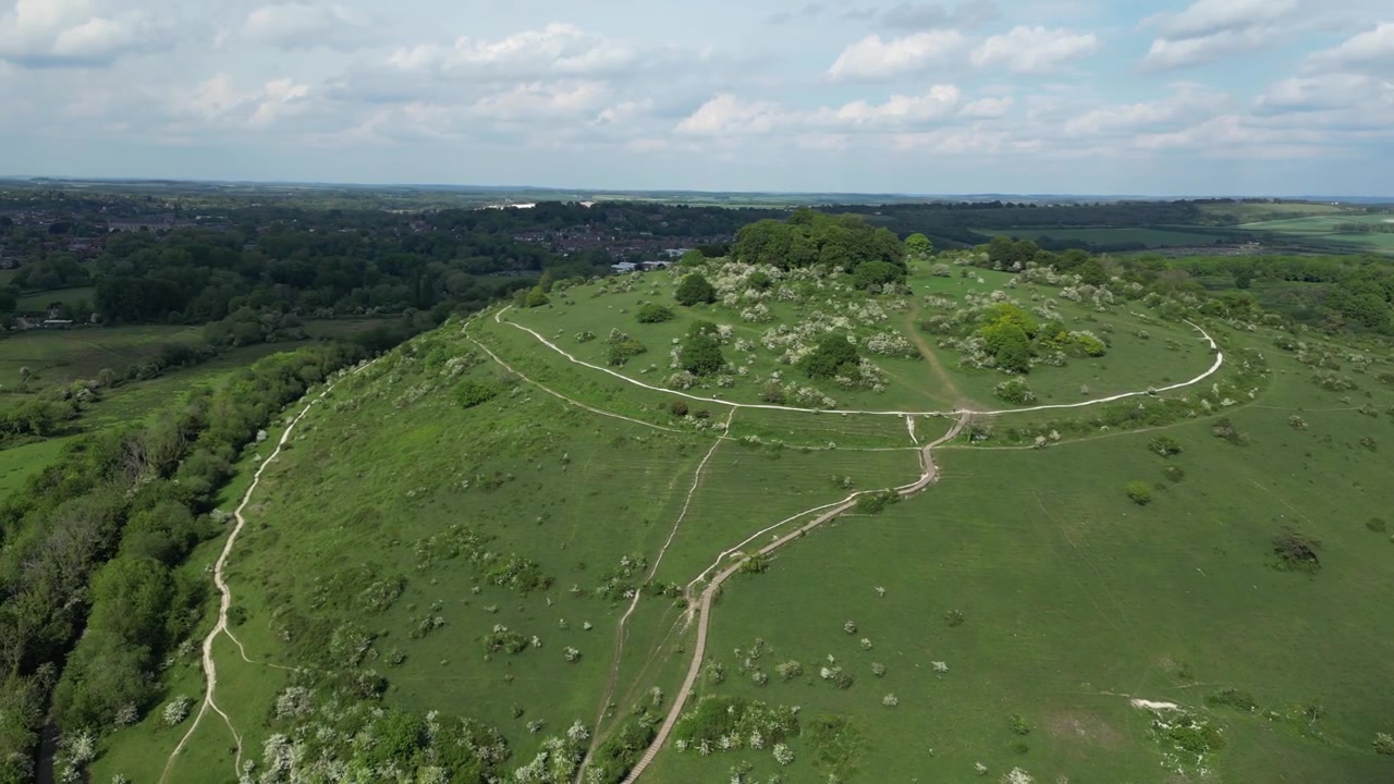 Drone luchtfoto van Saint Catherines Hill met kronkelende wandelpaden, groen platteland en verhoogd landschap nabij Winchester, Engeland.