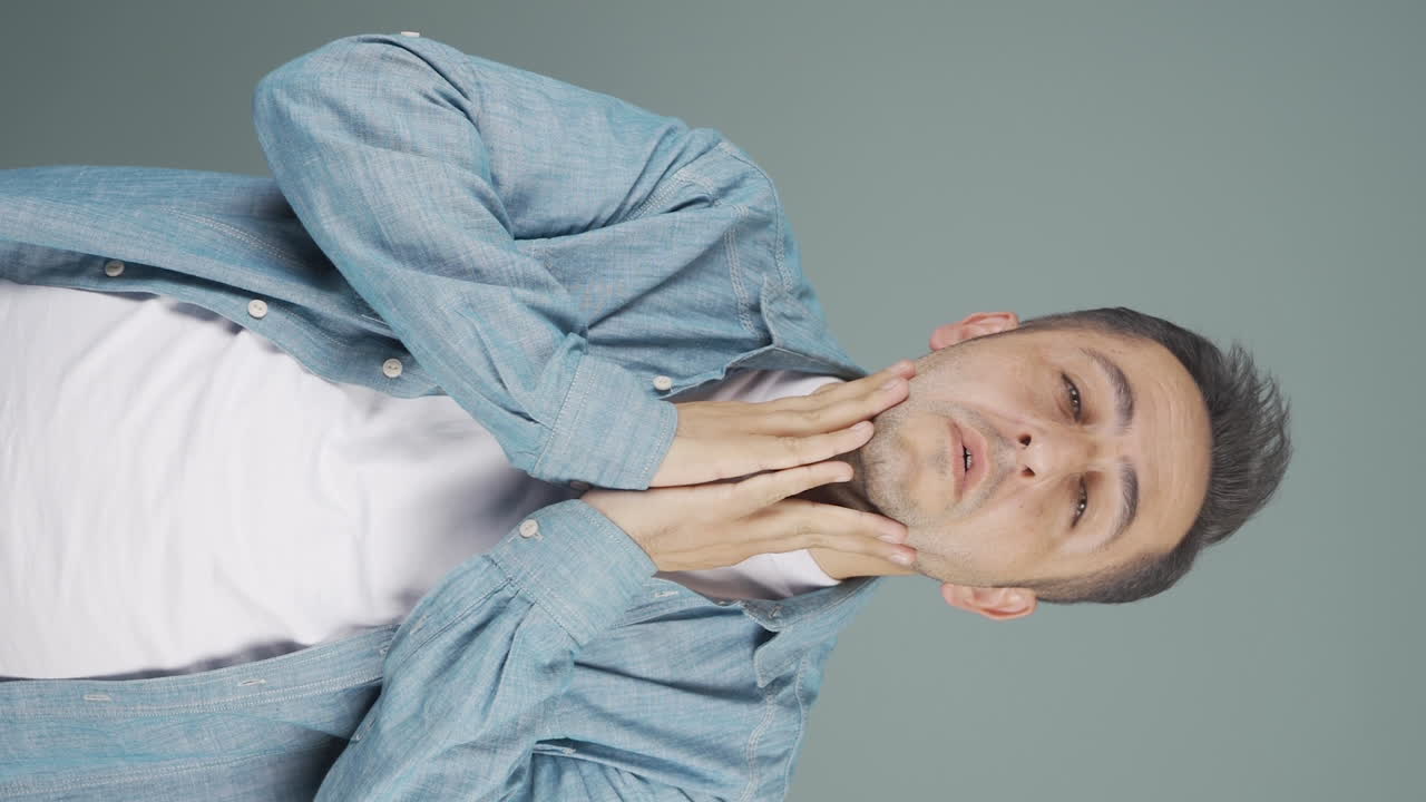 video vertical de un hombre con dolor de cabeza.