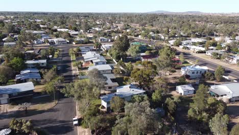 Drone-Sobrevolando-Casas-Privadas-En-Una-Pequeña-Ciudad-Australiana