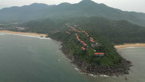 La-Cordillera-De-Vietnam-Se-Extiende-Hasta-La-Bahía-De-Chan-May-Con-Idílicas-Villas-De-Vacaciones-Esparcidas-En-La-Cima.