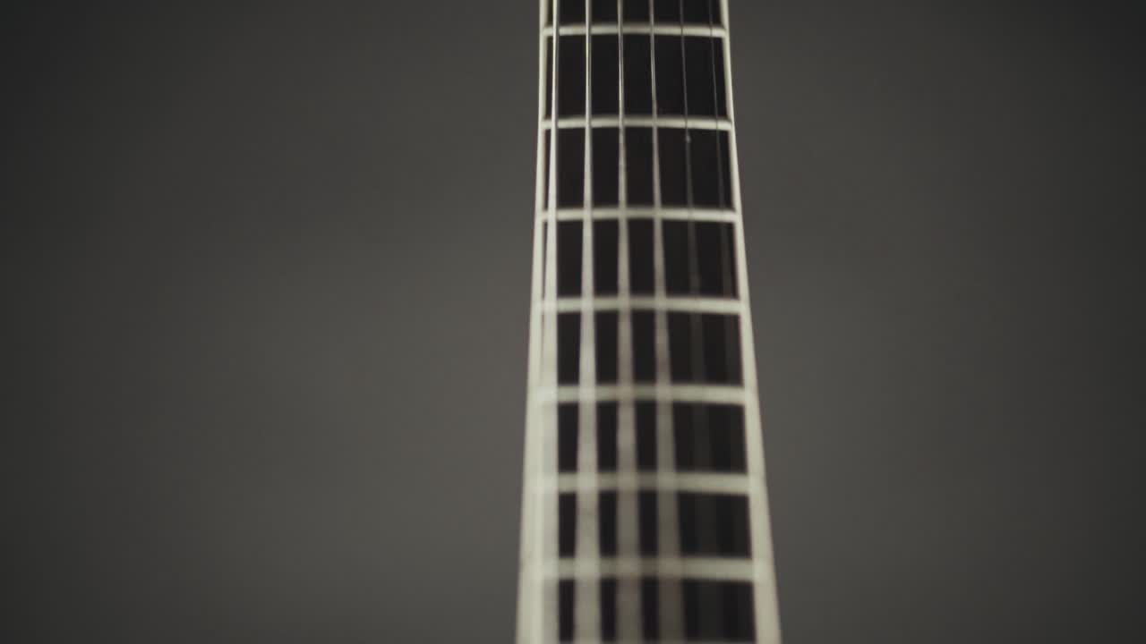 cámara moviéndose lentamente hacia la guitarra