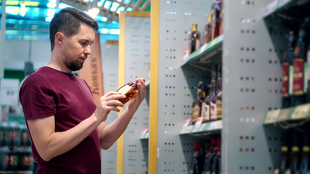 hombre comprando alcohol en una tienda de comestibles