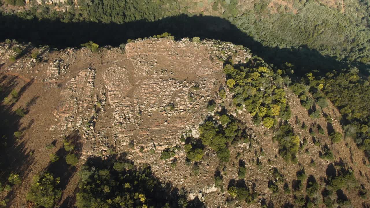 imágenes aéreas volando sobre el borde de un acantilado de un desfiladero