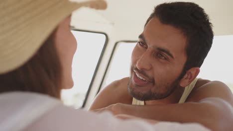 Pareja-De-Adultos-Jóvenes-Hablando-En-Una-Autocaravana-4k