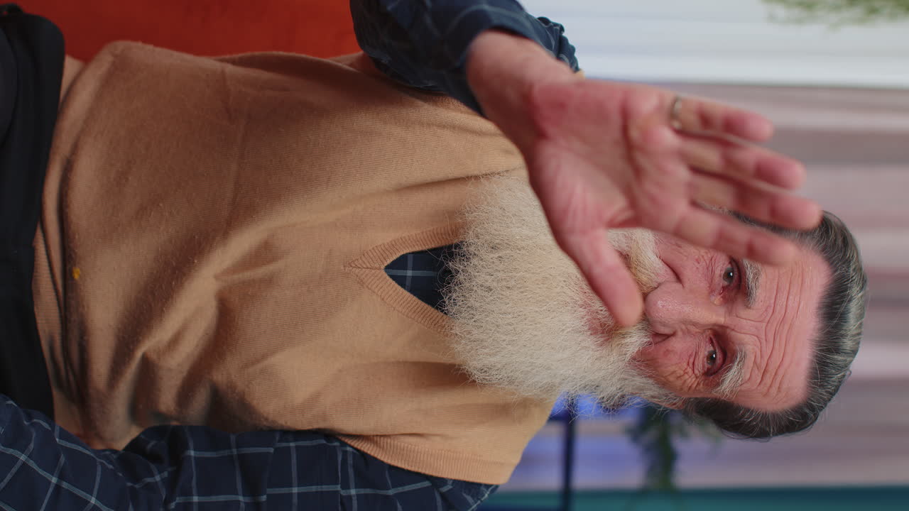 분노한 노인은 말하지 말고 손바닥을 접고 손을 고, 끝내는 경고, 멈추는 제스처, 말을 거부합니다.