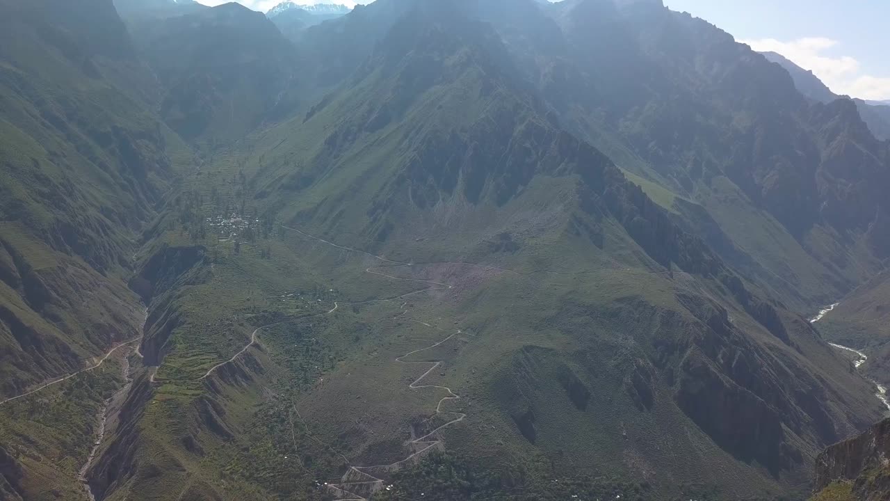 toma aérea del cañón del colca, perú 4k