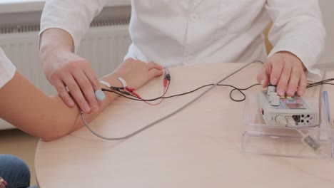 pruebas de nervios del paciente utilizando electromiografía en el centro médico