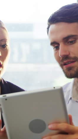 hombres de negocios interactuando a través de una tableta digital