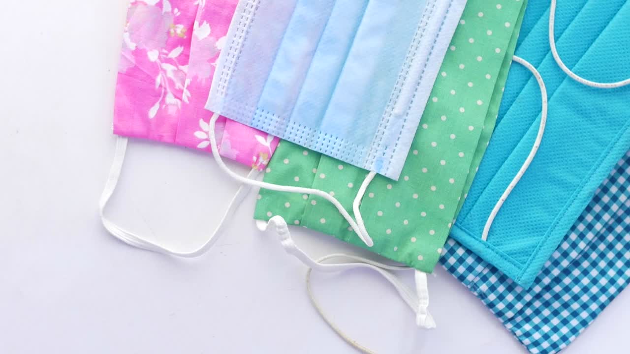 다채로운 천과 수술 마스크의 종류